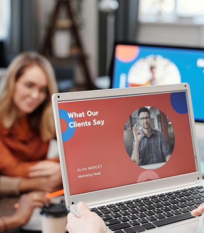 Testimonial pelanggan yang puas membagikan pengalaman mereka dengan produk dan layanan kami.