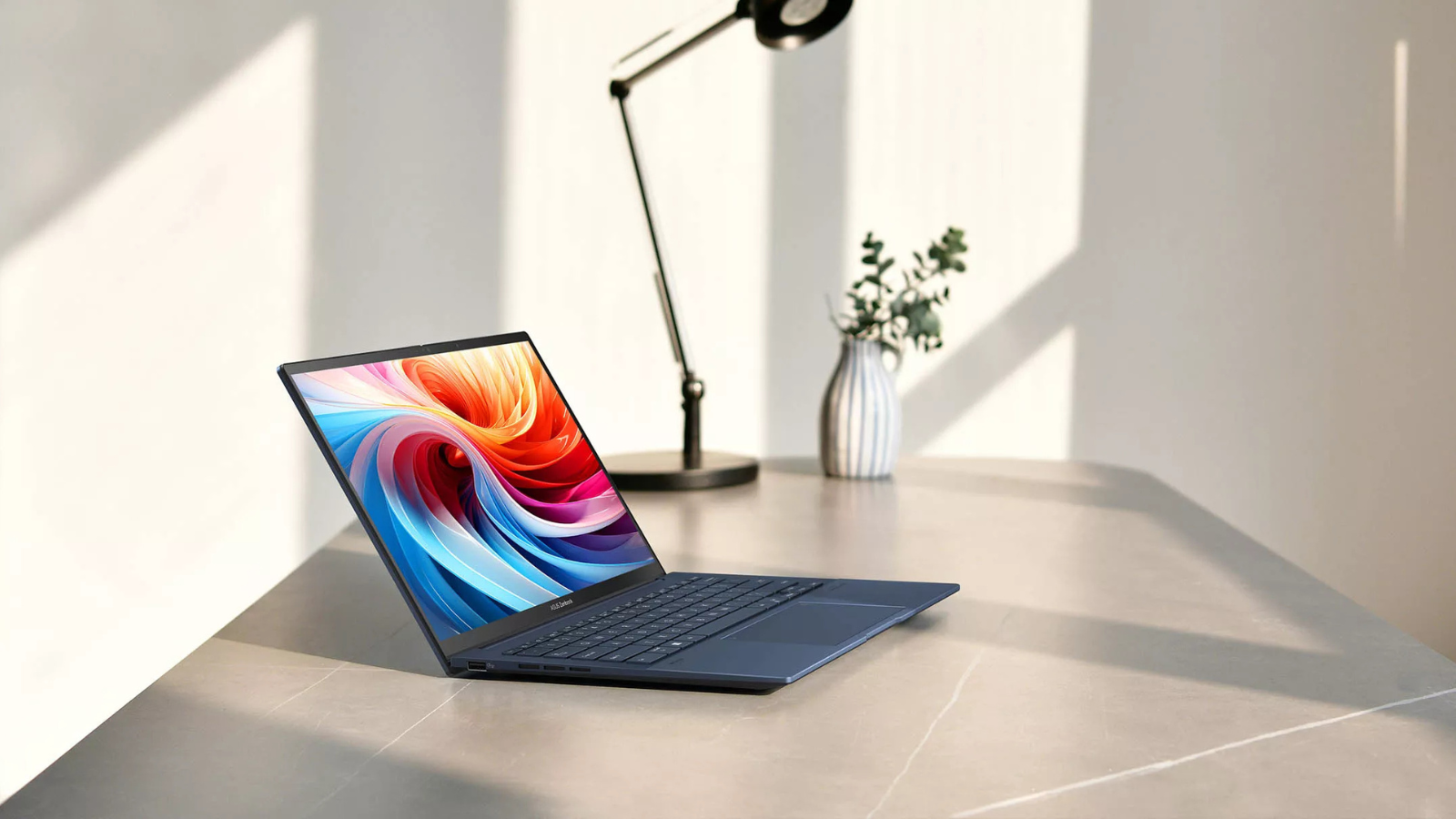 Laptop ASUS ZenBook terbaik 2025 untuk mahasiswa desain dengan performa tinggi dan layar jernih.