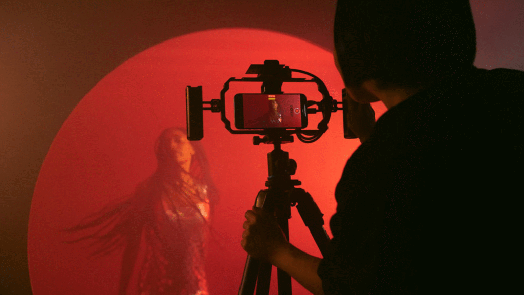 Pengaturan kamera iPhone 15 Pro untuk menghasilkan foto bergaya cinematic dengan warna natural, kontras lembut, dan kedalaman bidang yang artistik.