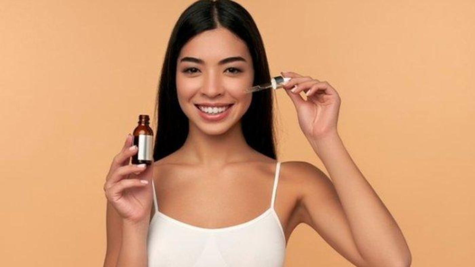 Pengguna menunjukkan perubahan tekstur kulit yang lebih halus setelah penggunaan Avoskin Miraculous Retinol selama 2 bulan