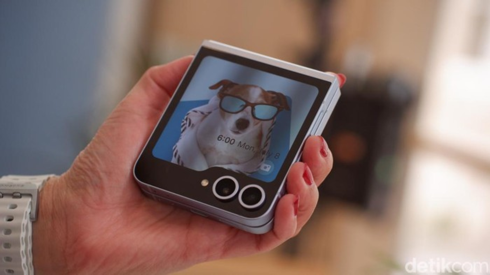 Seorang desainer menggunakan Samsung Galaxy Z Flip 6 dalam Flex Mode untuk mendukung pekerjaan kreatif sehari-hari