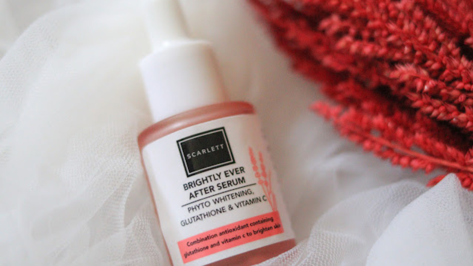 Scarlett Brightly Ever After Serum dengan tekstur ringan untuk membantu mencerahkan kulit dan menyamarkan noda hitam setelah pemakaian rutin.