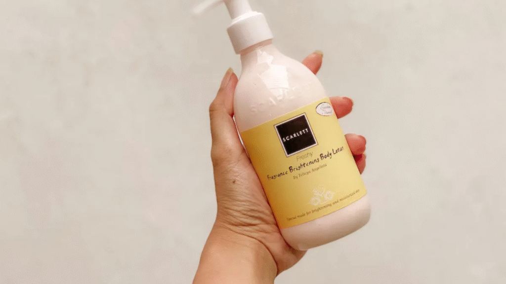Pengguna menunjukkan hasil kulit lebih cerah setelah pemakaian Scarlett Whitening Body Lotion selama 4 minggu