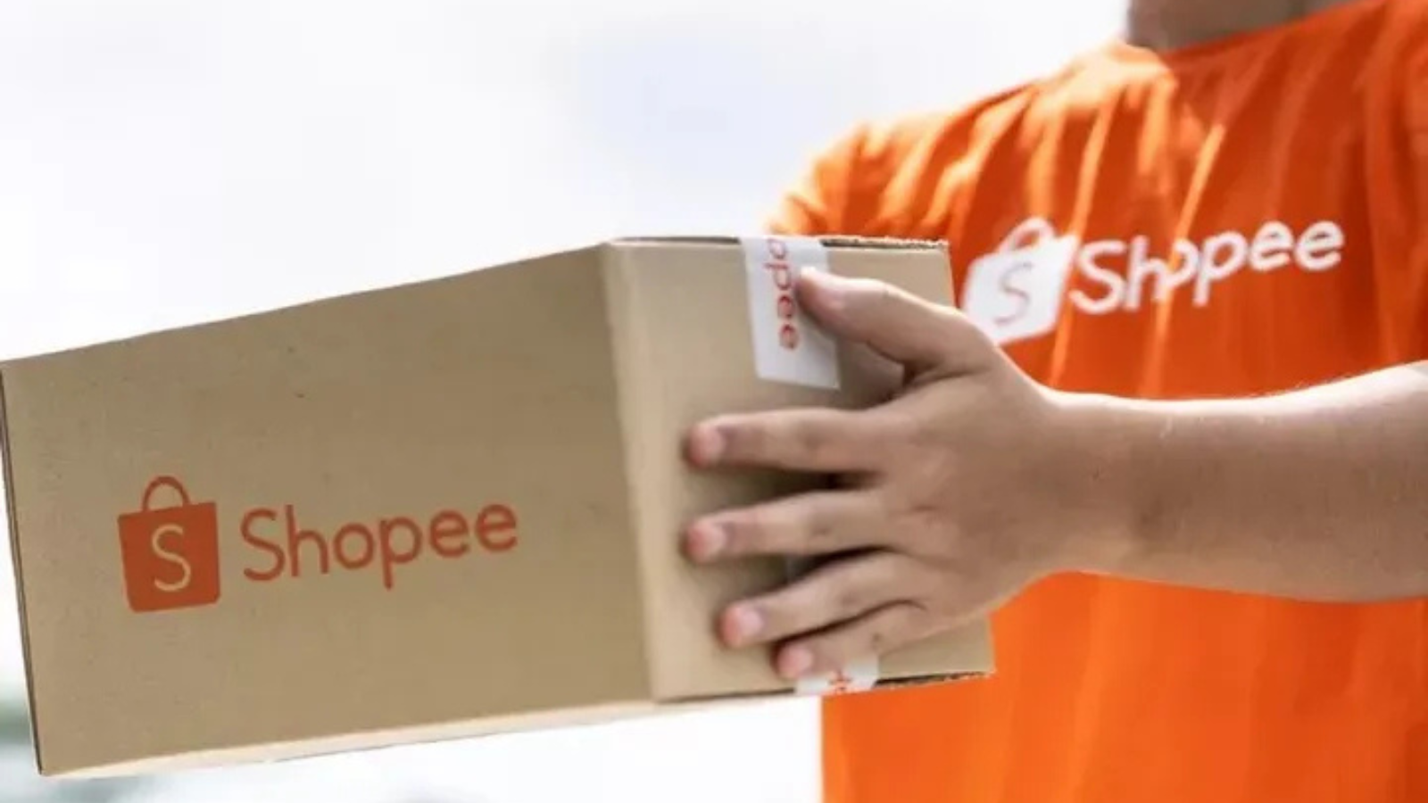 Kurir Shopee Express mengantar paket ke pelanggan dengan layanan pengiriman cepat dari Jakarta ke Surabaya dalam 2 hari