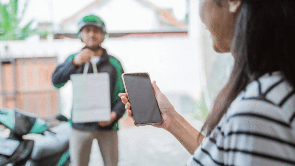 Perbandingan layanan pesan antar makanan GrabFood dan GoFood dari segi kecepatan pengantaran, variasi menu, dan harga.