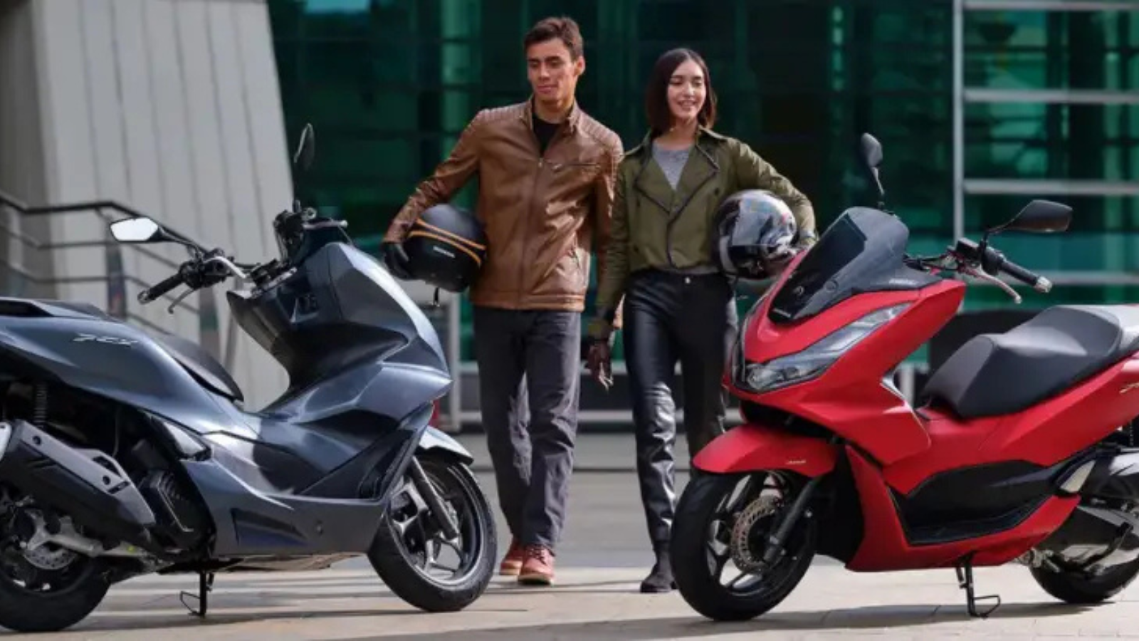 Perbandingan Honda PCX 160 dan Yamaha NMAX 155 dari segi fitur, desain, kenyamanan berkendara, serta harga skutik premium terbaru.