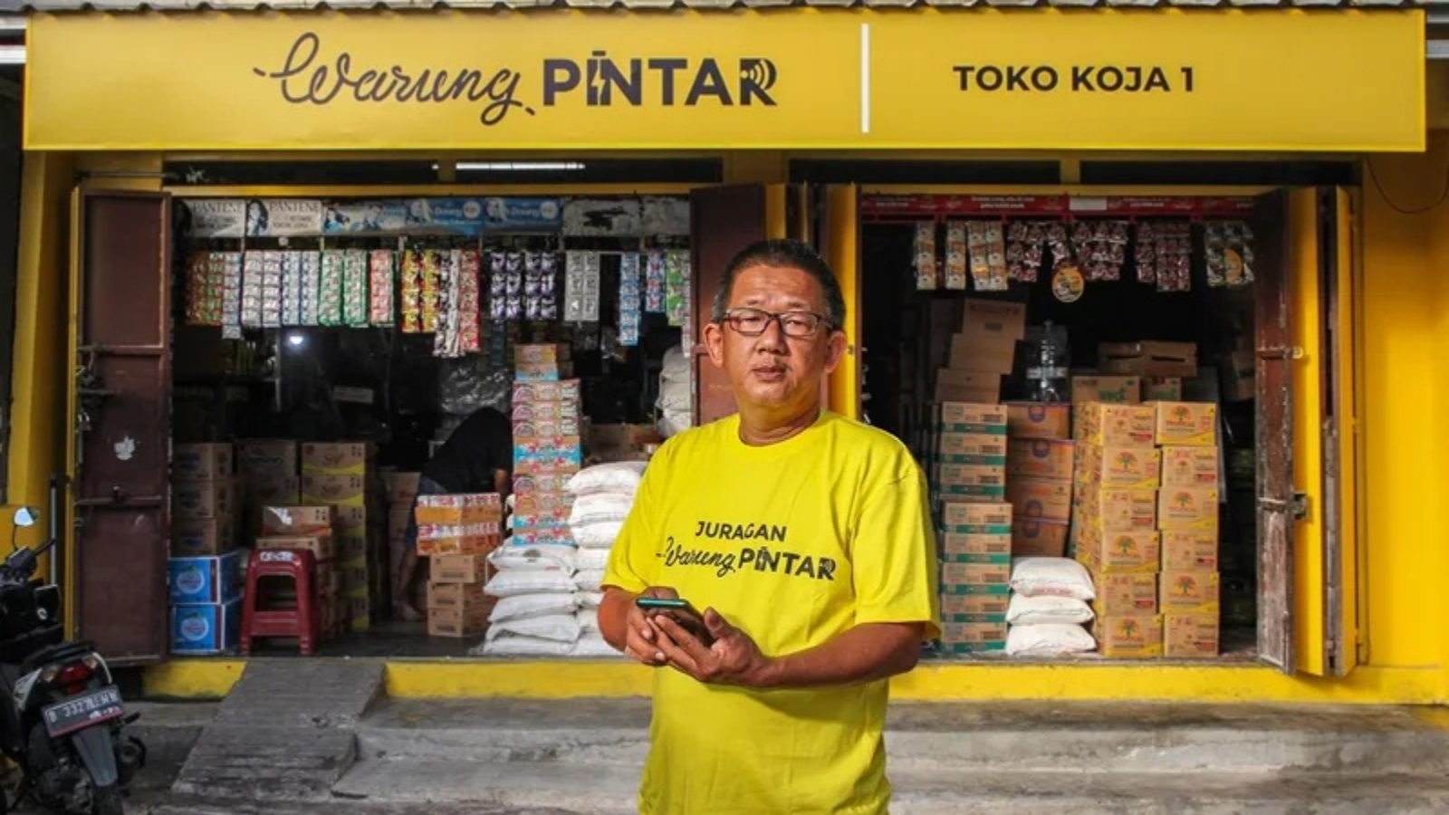 Ilustrasi digitalisasi Warung Pintar yang membantu mitra warung meningkatkan omzet hingga tiga kali lipat melalui aplikasi, data, dan supply chain digital.