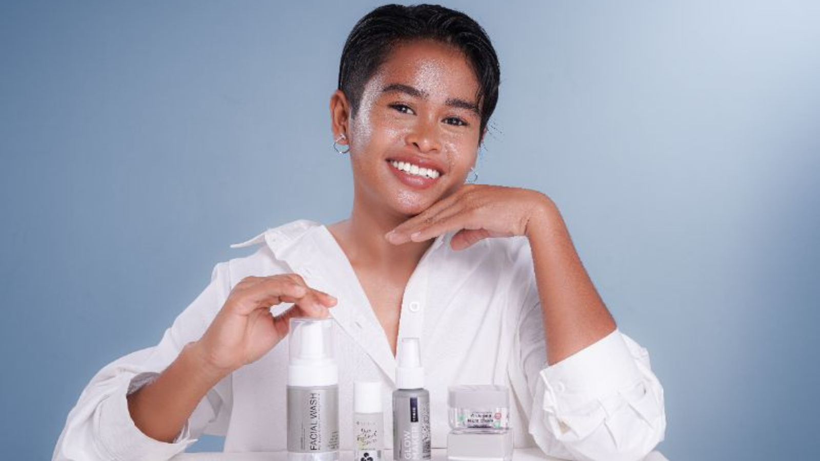 Ilustrasi solusi private label dari maklon kosmetik yang membantu brand MS Glow menghadapi kompetisi produk serupa melalui inovasi formula dan diferensiasi brand.