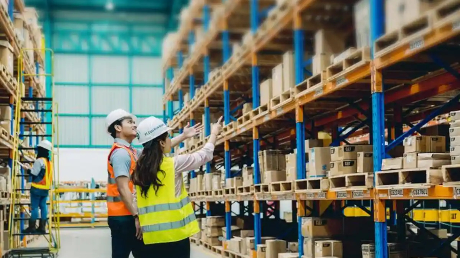 Ilustrasi solusi gudang bersama Crewdible untuk mengatasi krisis logistik brand fashion lokal melalui fulfillment modern, pengiriman cepat, dan manajemen stok otomatis.