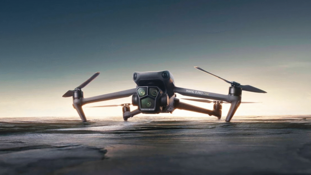 DJI Mavic 3 terbang merekam video sinematik dengan kamera Hasselblad, mode ActiveTrack, dan sensor 4/3 untuk hasil gambar profesional.