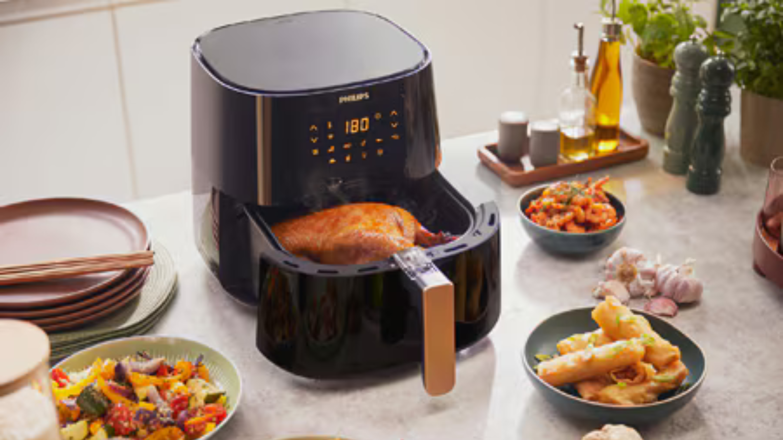 Philips Airfryer XXL digunakan untuk memasak ayam tanpa minyak dengan teknologi Rapid Air menghasilkan masakan lebih sehat dan renyah.