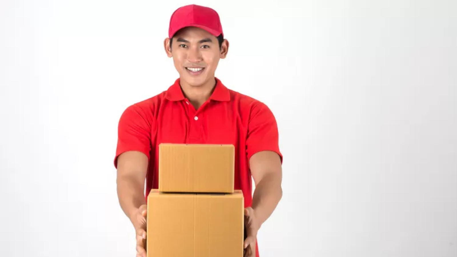 Perbandingan layanan pengiriman Shopee Express dan JNE dari segi kecepatan, keamanan paket, serta biaya ongkos kirim terbaru.