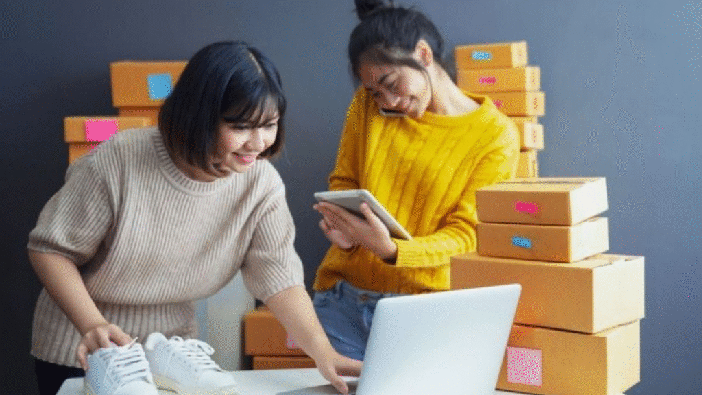 Ilustrasi transformasi bisnis dari penjualan offline ke omzet 100 juta per bulan melalui Tokopedia Power Merchant dengan fitur promosi, pengelolaan toko, dan peningkatan visibilitas.