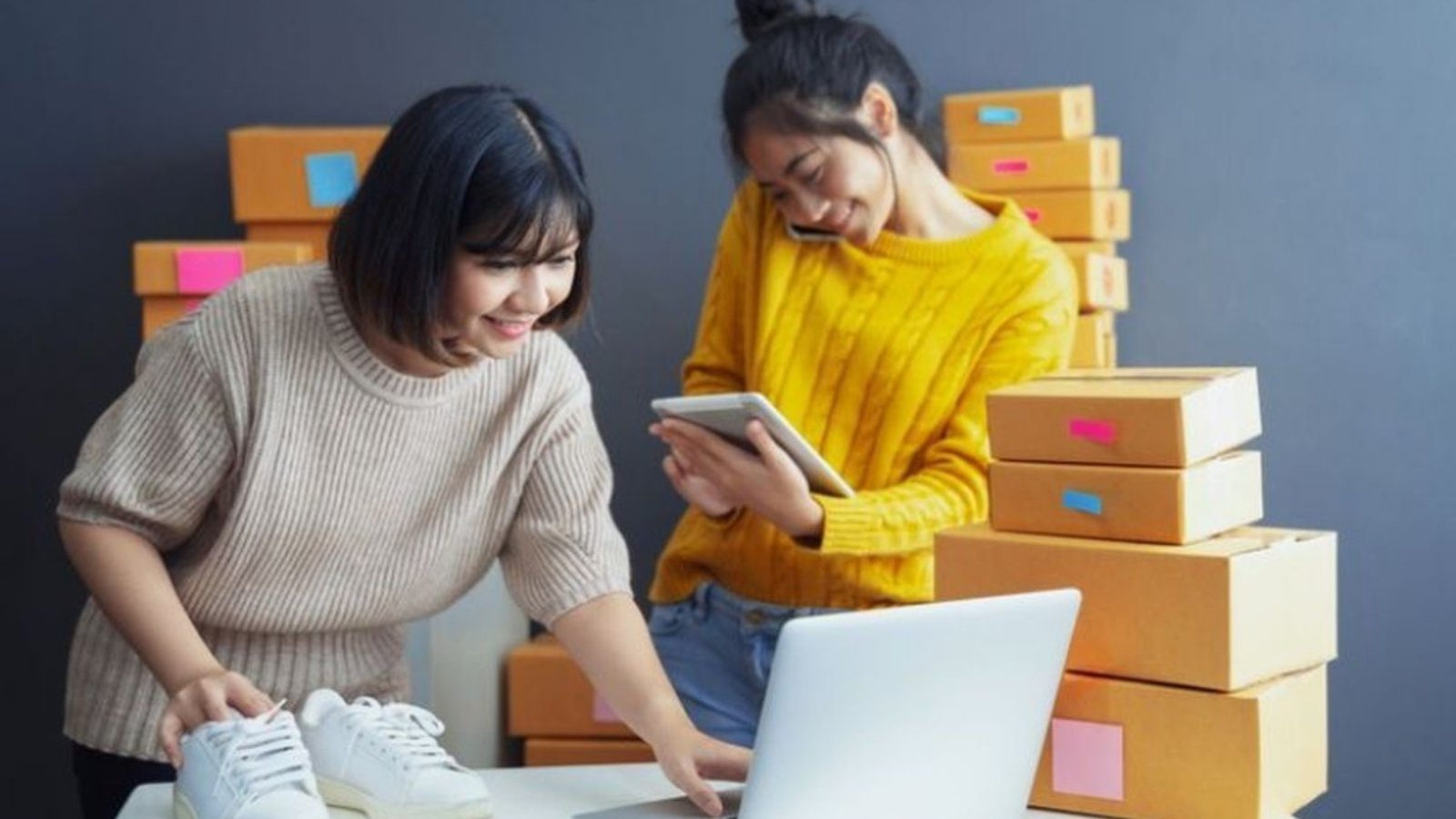 Ilustrasi transformasi bisnis dari penjualan offline ke omzet 100 juta per bulan melalui Tokopedia Power Merchant dengan fitur promosi, pengelolaan toko, dan peningkatan visibilitas.