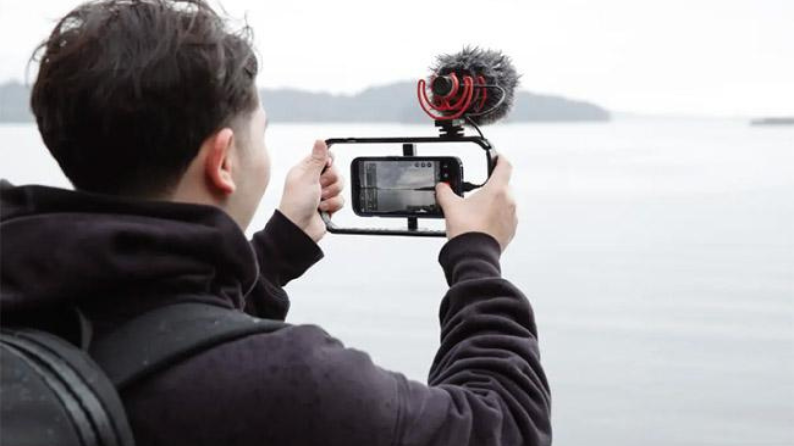 Pengguna memotret dengan iPhone 15 Pro menggunakan fitur kamera ProRAW, Night Mode, dan lensa 48MP untuk hasil fotografi profesional.