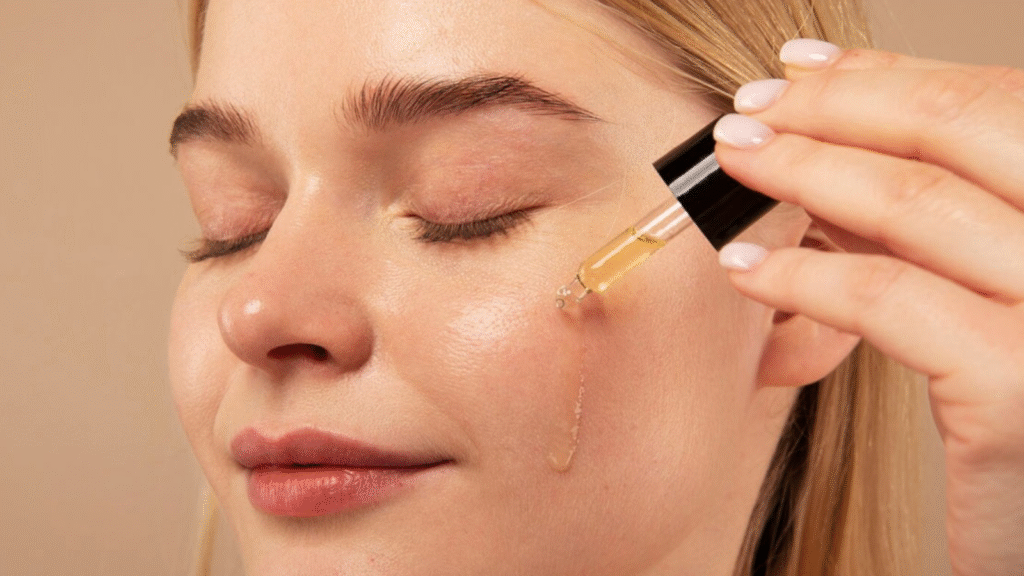 Perubahan kulit Mei Wulandari sebelum dan sesudah memakai Scarlett Whitening untuk mengatasi jerawat membandel, kulit tampak lebih halus dan cerah.