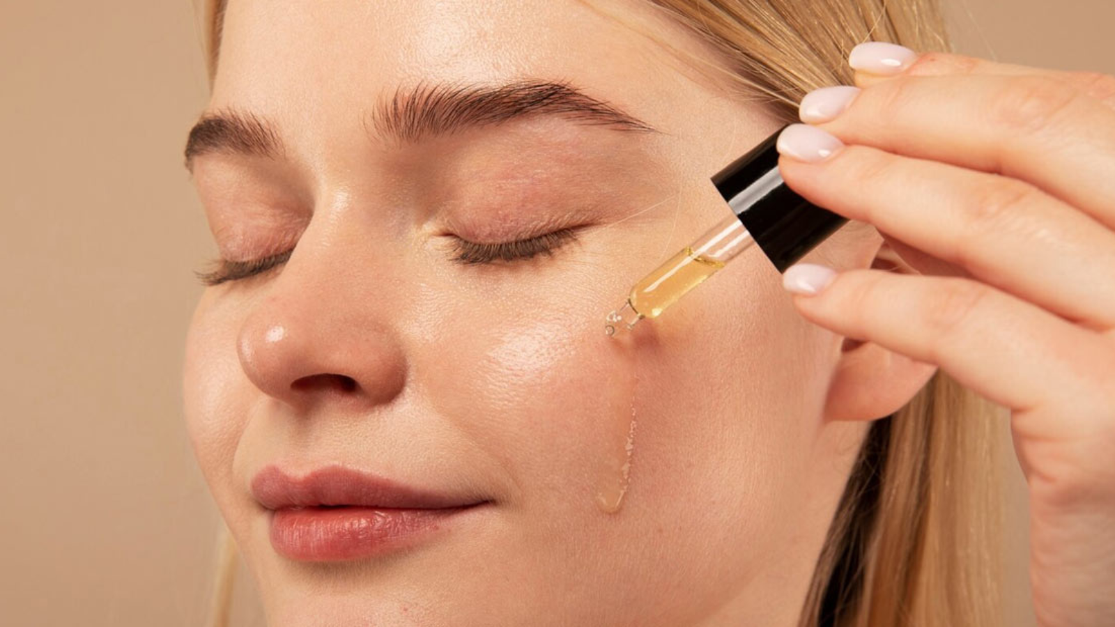 Perubahan kulit Mei Wulandari sebelum dan sesudah memakai Scarlett Whitening untuk mengatasi jerawat membandel, kulit tampak lebih halus dan cerah.