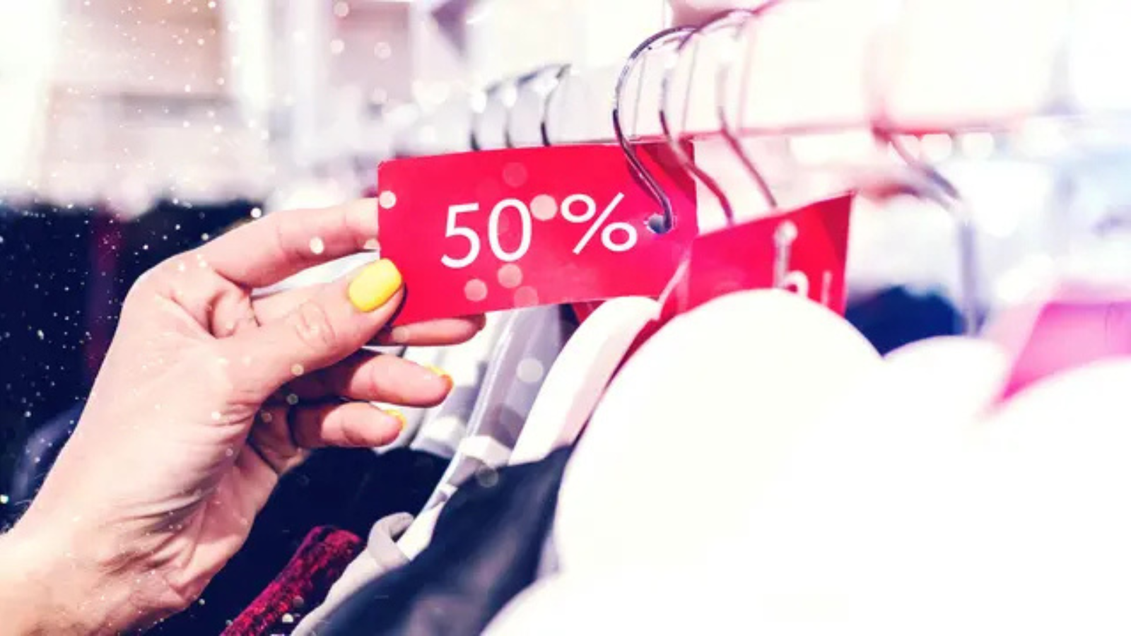 Ilustrasi promo marketplace dengan diskon besar tetapi potongan harga kecil setelah syarat dan ketentuan diterapkan